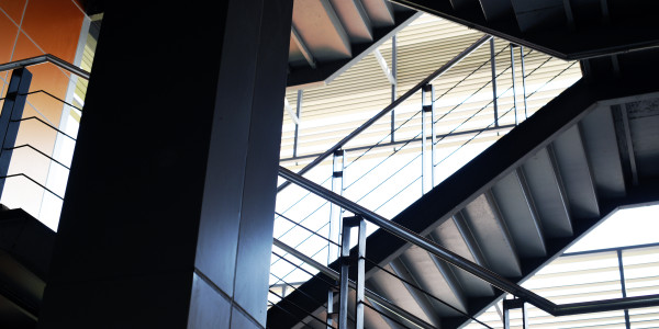 Pintar Fachadas de Empresas / Negocios / Locales Comerciales en Barcelona · Pintado de Escaleras