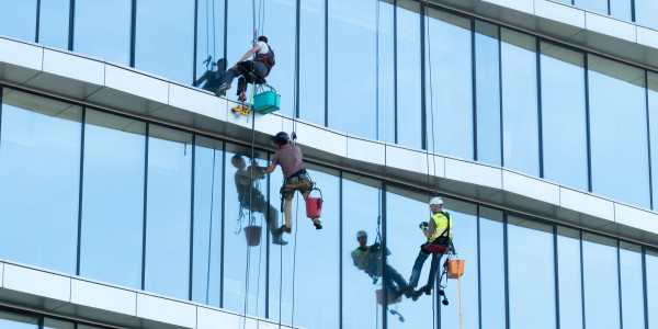 Trabajos Verticales en Fachadas de Edificios / Viviendas Folgueroles · Pintado Económico y Rápido de Fachadas