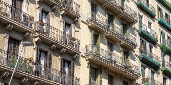 Trabajos Verticales en Fachadas de Edificios / Viviendas Folgueroles · Pintado de Fachadas con Difícil Acceso