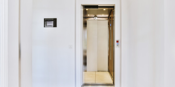Pintar Fachadas y Patios de Luces de Comunidades Vecinos / Propietarios Gósol · Esmalte de Puertas de Ascensores, Puertas de Emergencia y Portales