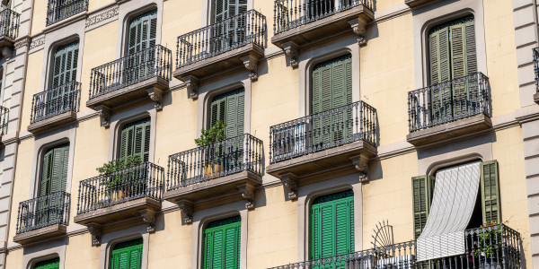 Pintar Fachadas y Patios de Luces de Comunidades Vecinos / Propietarios Gósol · Reparación y Preparación de Superficies
